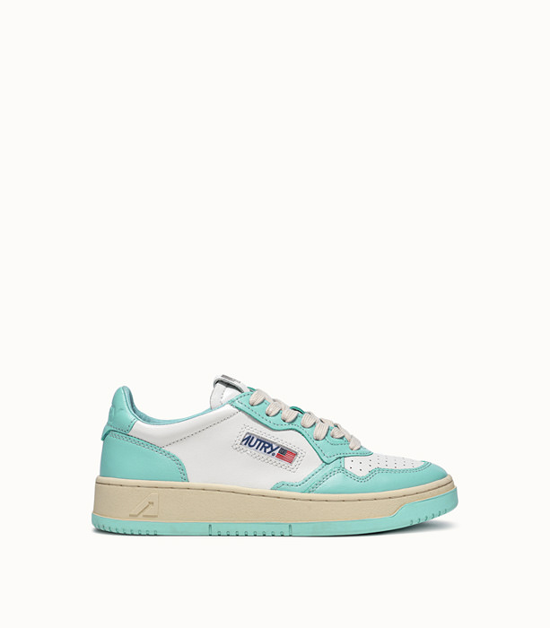 AUTRY: MEDALIST LOW SNEAKERS COLOR WHITE LIGHT BLUE