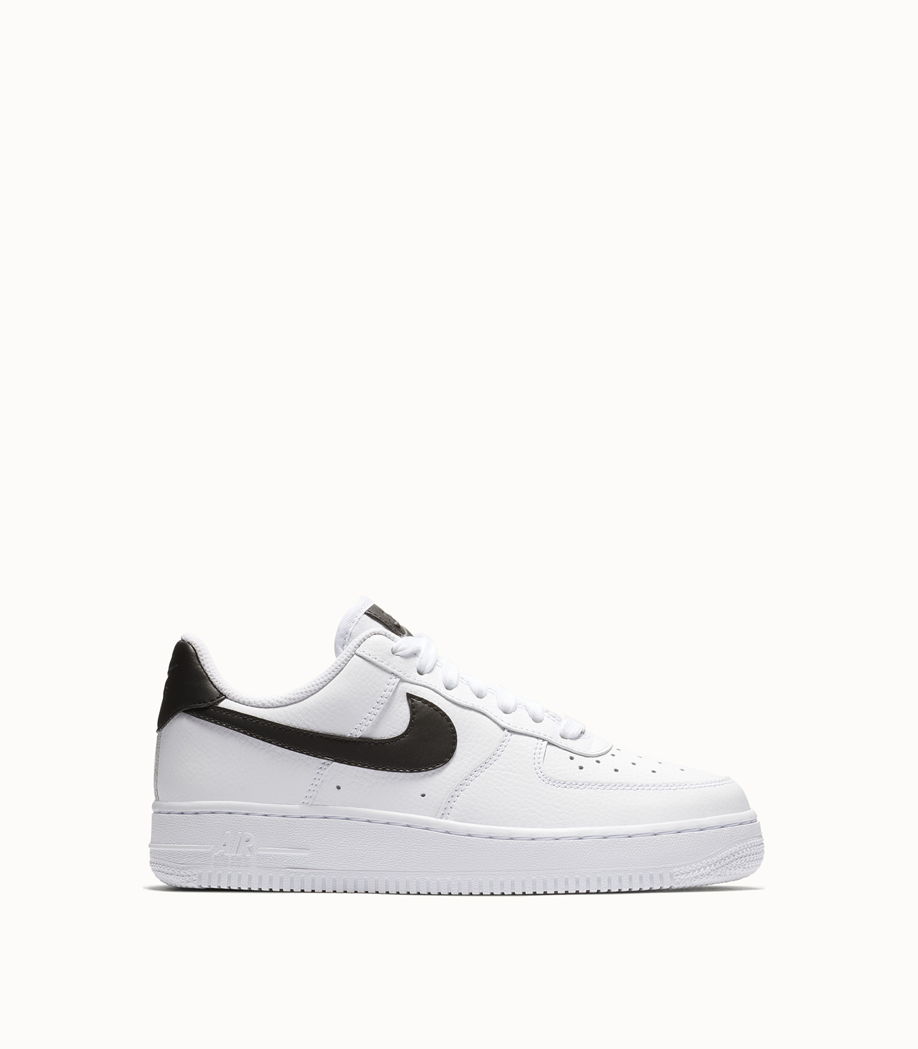 NIKE SNEAKERS AIR FORCE 1 07 COLORE BIANCO NERO | Playground